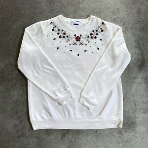 White flower embroidered vintage crewneck
